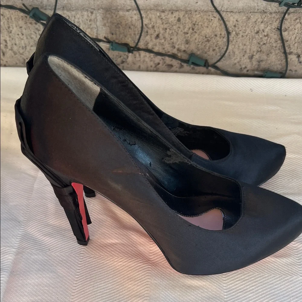 Paris Hilton Black and Red Heels - Picture 2 of 9
